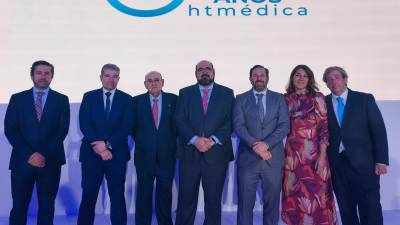 Jesús Prieto Vara, Antonio Luna Alcalá, Antonio Luna Fantony, Francisco Luna Alcalá, Luis Luna Alcalá, Adelina Luna Alcalá y José Afonso Martos Medina, posan con el logotipo del 50 aniversario de la fundación de HT Médica. / Pablo Espinosa Luna / Diario JAÉN.