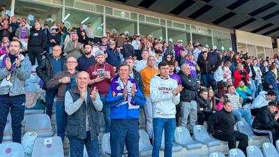Aficionados del Real Jaén aplauden al equipo en el partido con el Águilas. / Álex Gómez / Diario JAÉN.