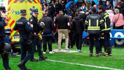 El aficionado del Linares Deportivo es evacuado de las gradas del Estadio de Linarejos. / Antonio del Arco.