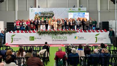Foto de familia de los galardonados en los Premios Jaén Única. / Jason Moyano / Diario JAÉN.