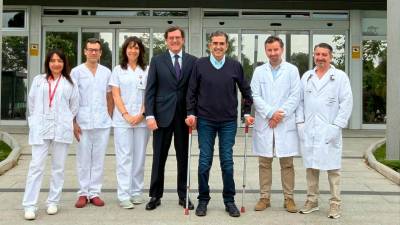 Pedro Cabrera (en el centro, con muletas), posa con el equipo del hospital. / Ayuntamiento de Baeza.