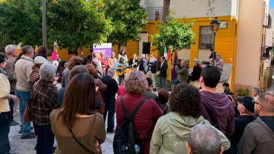 Colocación de la placa en memoria de Miguel Hernández, en Jaén. / Diputación de Jaén.