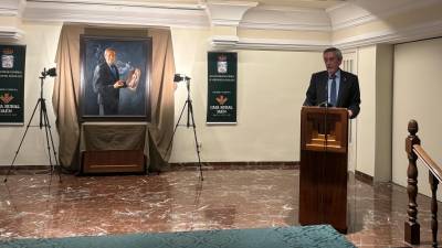 Antonio Martín Mesa interviene junto a su retrato elaborado por Paco Montañés. / Álex Gómez / Diario JAÉN.