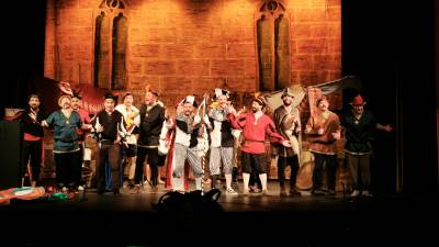 Integrantes de la chirigota “Los Mimos”, durante el pregón en el Darymelia. / A. I. Bravo / Diario JAÉN. 