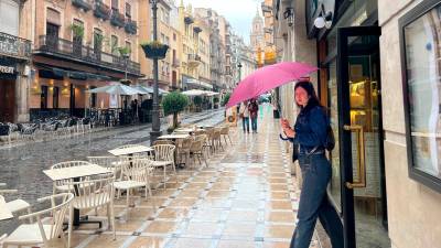 Viandante por Bernabé Soriano durante un día de lluvia. Archivo. / Diario JAÉN.
