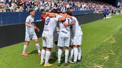 Los jugadores del Real Jaén abrazan a Marco Siverio después de marcar. / Álex Gómez