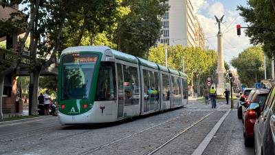 Imagen de archivo dle tranvía, a su paso por paseo de la estación, durante el primer simulacro que completó, el 17 de septiembre de 2025. / Álex Gómez / Diario JAÉN.