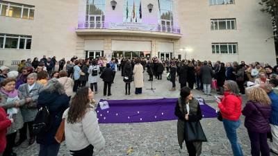 Acto conmemorativo por el 25N convocado por la Comisión por la Igualdad y contra la Violencia de Género. / Jason Moyano / Diario JAÉN.