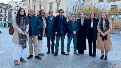 Integrantes del Partido Popular de Jaén tras la rueda de prensa del portavoz Agustín González, en la Plaza de Santa María. / Álvaro Guzguti / Diario JAÉN.