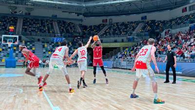 Caleb Fields lanza un triple en el partido. / Álex Gómez / Diario JAÉN. 