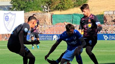 Álex Caramelo pelea un balón en el partido contra el Águilas de la primera vuelta. / Antonio Del Arco.