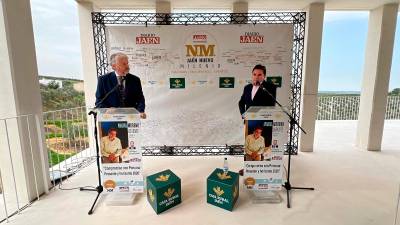 El director de Diario JAÉN, Juan Espejo, y el alcalde de Porcuna, Miguel Moreno, durante el turno de pregunta de esta nueva edición de Diálogos “Jaén Nuevo Milenio”. / Jason Moyano / Diario JAÉN.