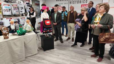 Maestros y antiguos alumnos del Colegio Andrés de Vandelvira en la exposición. / A. Muñoz.