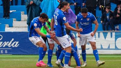 Los jugadores del Linares Deportivo celebran uno de los dos goles marcados al UCAM. Antonio del Arco.
