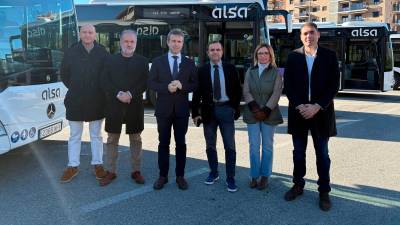 Alsa y el Ayuntamiento presentan los cuatro nuevos autobuses que se añaden a la flota urbana. / Juanfran Paredes / Diario JAÉN.