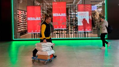 Carteles de rebajas por todo el centro comercial Jaén Plaza.