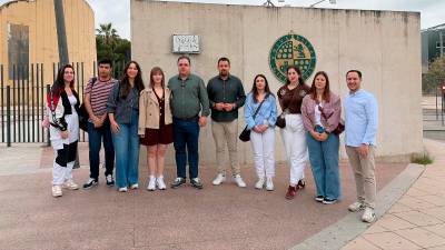 Aránzazu Figueroa, secretaria general de las Juventudes Socialistas, junto a miembros del PSOE de Jaén. / F. J. Marín.