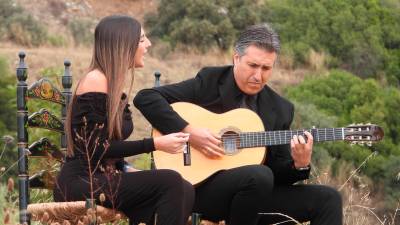 Leonor López y el guitarrista Juanjo “El Calao”, interpretando una taranta dentro de la antigua galería La Paloma de la mina El Sinapismo, en el Parque La Aquisgrana de La Carolina.