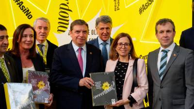 Luis Planas y Elena Busutil, en el centro, en su visita a Expoliva. 