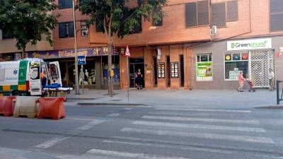 Bomberos y sanitarios intervienen en el portal de acceso a la vivienda