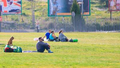 Varias personas disfrutan del buen tiempo en el Parque del Bulevar, en Jaén. / Archivo Diario JAÉN. 