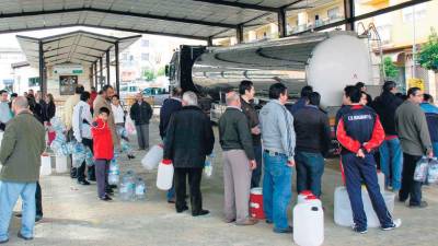 Vecinos esperan para recoger agua potable en garrafas de un camión cisterna en Mengíbar. / Archivo Histórico de Diario JAÉN.
