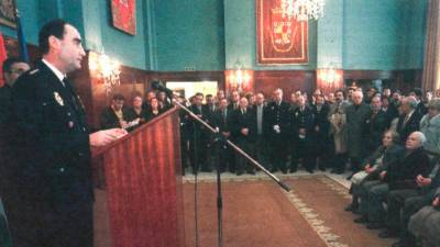 Acto celebrado en la Subdelegación del Gobierno en Jaén para conmemorar el 175 aniversario de la fundación de la Policía Nacional. / Archivo Histórico de Diario JAÉN.