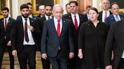 El primer ministro israelí, Benjamin Netanyahu, caminando frente a su ministro de Asuntos Estratégicos, Ron Dermer, en una visita al Capitolio de Estados Unidos. / Europa Press. 