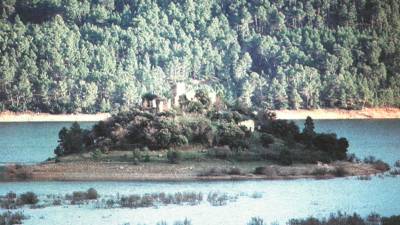 Vista de la isla de Bujaraiza, con las ruinas de su castillo, en el pantano del Tranco, en imagen de archivo. / Archivo Histórico de Diario JAÉN.
