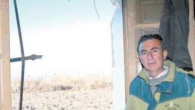 Andrés Expósito, junto a la ventana por la que logró salvar a los inmigrantes. / Archivo Histórico de Diario JAÉN.