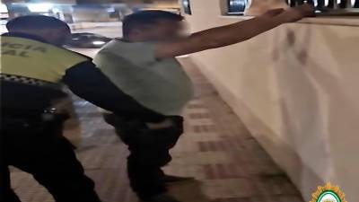 Detención del hombre. / Policía Local de Alcaudete.