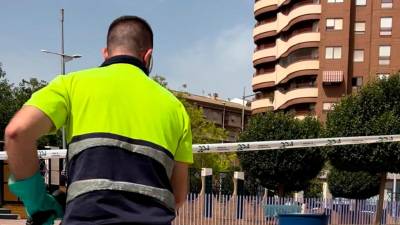 Imagen de archivo de un operario de limpieza del Ayuntamiento de Jaén. 