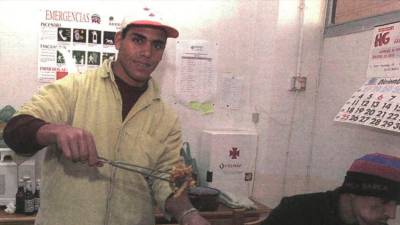 Temporeros a la hora de la comida en el albergue de Torredelcampo. / Archivo Histórico de Diario JAÉN.