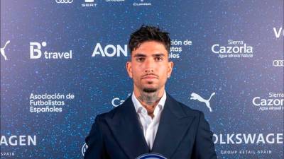 Óscar Lozano posa con el premio recibido en la gala de la AFE. / AFE.