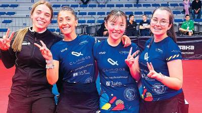 Marta Perales, Roxana Istrate, Haruna Ojio y Ana Caro-Accino, del Cliniqas.com-Indiana Games de Linares. 