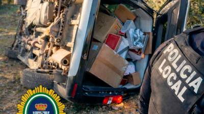 Estado de la furgoneta tras salirse de la vía. / Policía Local de Mancha Real.