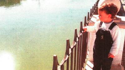Un niño contempla cómo el agua empieza a llenar la popular Charca de Pegalajar. / Archivo Histórico de Diario JAÉN.