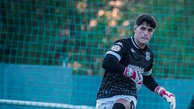 Ángel Hernández golpea el balón en un partido con el Alcorcón B.