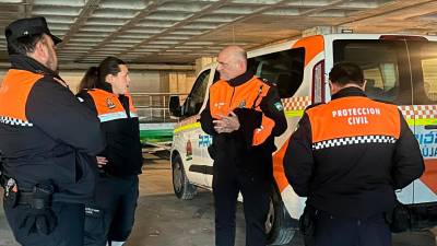 El jefe de Protección Civil de Andújar, José Joaquín Higueras, coordina el trabajo con voluntarios esta tarde en Córdoba. / Diario JAÉN.