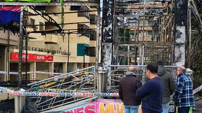 Atracción atacada por las llamas del incendio presuntamente intencionado.