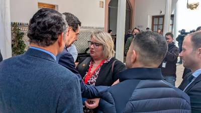 Encuentro entre el presidente de la Junta de Andalucía, Juanma Moreno, y la alcaldesa de Los Villares, Estela Palacios.