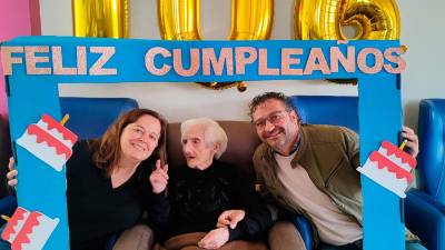 Ana María Teruel, directora de la residencia para mayores “Pozo de la Nieve”, y el alcalde de Génave, Jaime Aguilera, acompañan a Pepa Matías en su fiesta de cumpleaños. 