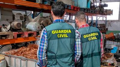  Agentes de la Guardia Civil con el material incautado en una chatarrería de Andújar. 