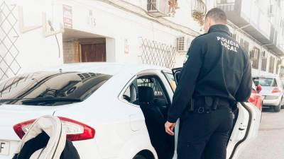 Vehículo en el que la menor ha quedado encerrada. / Policía Local de Jaén.