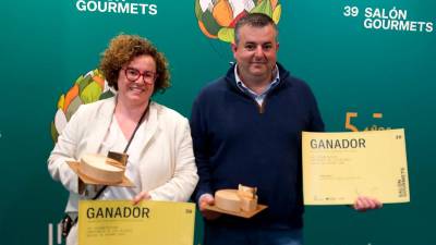 Silvia Peláez y Paco Romero posan con los premios obtenidos en la última edición de GourmetQuesos.