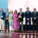 Autoridades y premiados en la fotografía final una vez entregados todos los galardones en el enclave de la Estación de Madrid de Linares. / Ana Belén Portellano / Diario JAÉN. 