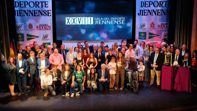 Foto de familia de todos los premiados en la Gala del Deporte Jiennense, organizada por la AJPD en el Darymelia. / Agustín Muñoz / Diario JAÉN