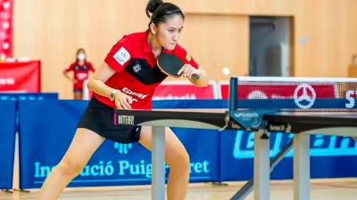 Sofía-Xuan Zhang devuelve la pelota en un partido del Campeonato de España. / Federación Española de Tenis de Mesa. 