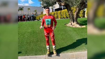 José María Moral posa con el trofeo como segundo clasificado.