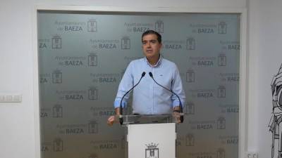 El alcalde de Baeza, Pedro Javier Cabrera, durante una comparecencia en el Ayuntamiento de Baeza.